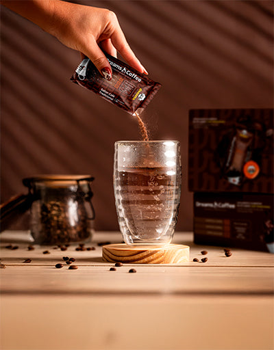 <p>Retire um sachê da caixa, dissolva</p><p>em 200ml de água ou leite desnatado</p><p>(quente ou frio) e misture bem.</p>